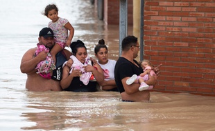 Des habitants dans les rues inondées d'Almoradi en Espagne, le 13 septembre 2019.