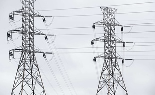 Une ligne à haute-tension à la sortie d'une centrale électrique (illustration).