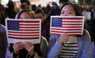 A Hong Kong, les drapeaux américains sont de sortie.