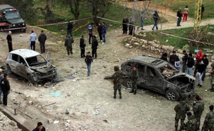 Carcasses de voitures après des tirs de roquettes depuis la Syrie dans la plaine de la Békaa au Liban, le 17 mars 2014