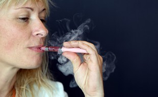 Une femme en train de tirer sur une cigarette électronique. (illustration)