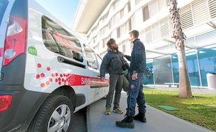 Les maraudeurs assurent le suivi des consultations médicales, ici à l'hôpital de Cannes.