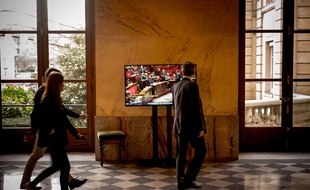 Une cellule d'écoute et de prévention avec un numéro dédié à été mise en place en février 2020 à l'Assemblée nationale pour lutter contre les risques psycho-sociaux.