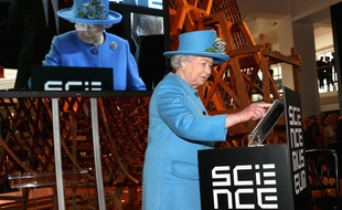 La Reine Elisabeth II envoie un tweet lors d'une visite au Science Museum, à Londres, le 24 octobre 2014.