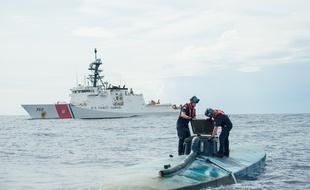 Photographie diffusée par les gardes-côtes américains montrant l'arraisonnement d'un semi-submersible au large du Mexique contenant plus de 7 tonnes de cocaïne, le 18 juillet 2015.
