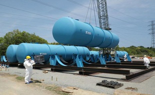 Les cuves utilisées pour la décontamination des eaux radioactives de la centrale nucléaire de Fukushima, le 9 juin 2011.