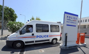 Avignon, le 28 juin 2011. Un fourgon de police quitte le commissariat d'Avignon.