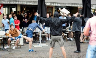 Des hooligans russes jettent des chaises sur des supporters anglais, le 14 juin 2016 à Lille