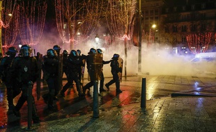 En fin d'après-midi, samedi 22 décembre 2018, des manifestants s'en sont violemment pris à des policiers sur les Champs-Elysées, en marge du mouvement des «gilets jaunes».