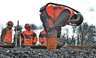 Un ouvrier pose le dernier rail de la ligne LGV Paris-Strasbourg, le 31 mars 2015 près d'Eckwersheim