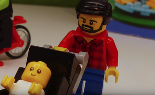 Sortie récemment, la nouvelle boîte de la gamme Lego City, composée uniquement de figurines, propose un bébé Lego.