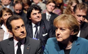 Nicolas Sarkozy et Angela Merkel se retrouvent lundi soir pour un dîner de travail à Hanovre (nord de l'Allemagne), alors qu'un malaise persistant affecte les relations franco-allemandes, notamment autour du projet d'Union méditerranéenne défendu par la France.