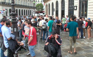 Ils attendent la sortie de l'iPhone 6 devant l'Apple Store de Paris Opéra
