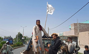 Des dizaines de combattants talibans ont pris le palais présidentiel à Kaboul, clamant leur victoire sur le gouvernement afghan.