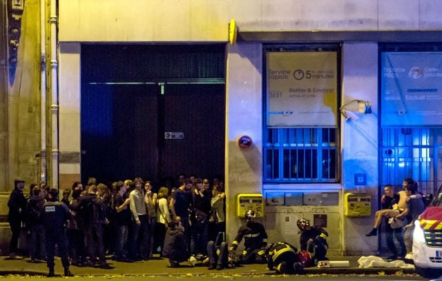 Des rescapés près du Bataclan où vient de se produire la tuerie du 13 novembre 2015.