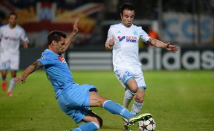 L'attaquant marseillais Mathieu Valbuena (en blanc), taclé par le défenseur de Naples, Christian Maggio, le 22 octobre 2013 à Marseille lors d'un match de Ligue des champions.
