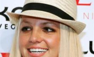 La chanteuse Britney Spears a témoigné jeudi devant un juge des affaires familiales de Los Angeles, une première dans la bataille judiciaire qui l'oppose depuis août à son ex-mari, et le magistrat lui a accordé une nuit par semaine avec ses fils, a annoncé le porte-parole du tribunal.