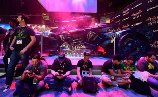 Des personnes jouent à des jeux vidéo au salon E3 de Los Angeles, le 11 juin 2014