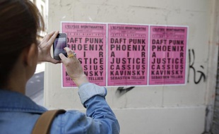 Une affiche pour de faux concerts rue Beaubourg à Paris, le 5 juin 2013.