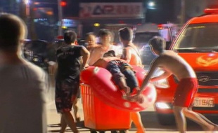 Un spectateur blessé est évacué par les secours à Taïwan, après une explosion durant un concert, le 28 juin 2015.