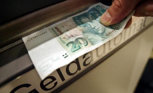 Les Allemands semblent faire le deuil de leur ancienne monnaie nationale, le Deutsche Mark, à laquelle ils sont restés longtemps attachés après l'introduction de l'euro, selon un sondage