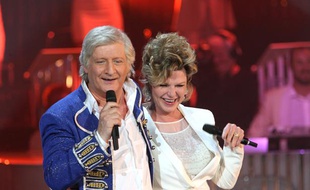 Patrick Sébastien et Jeane Manson dans l'émission de divertissement «Les années bonheur», diffusée sur France 2 le 8 juin 2013.