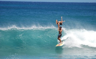 Les Girondins Rico Leroy et Sarah Burel en plein entraînement de surf tandem.