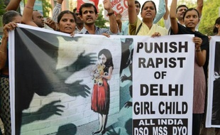 Une fillette de 5 ans violée et mutilée à New Delhi par un homme d'une vingtaine d'années se trouvait dans un état stable dimanche alors que des manifestants dénonçaient l'inaction de la police dans un pays traumatisé par la mort d'une étudiante après un viol collectif fin décembre.
