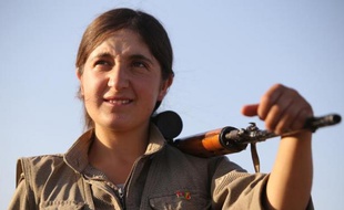 Une combattante kurde du PKK, lors d'une patrouille militaire sur la ligne de front à Makhmour, près de Mossoul, le 21 août 2014 en Irak