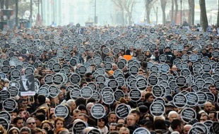 Plus de 10.000 personnes se sont réunies jeudi dans le centre d'Istanbul pour rendre hommage au journaliste turc d'origine arménienne Hrant Dink, tué cinq ans plus tôt par un jeune nationaliste, et pour conspuer les autorités après le rejet par un tribunal des accusations de complot.