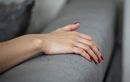 Mais qui peut bien avoir ce canapé ringard ? Ce modèle dépassé que les décorateurs ne veulent plus jamais voir