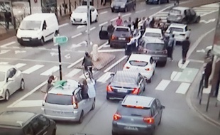 Image du cortège filmé par les caméras de vidéosurveillance.