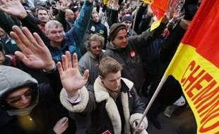 Six syndicats de la SNCF (CGT, Sud-Rail, CFTC, FO, Unsa et CFE-CGC) avaient appelé vendredi à poursuivre le mouvement. Seule la CFDT-Cheminots s'est prononcée pour la reprise du travail, fragilisant l'unité syndicale.
