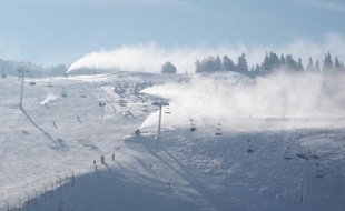 En dix ans, la surface de pistes enneigées artificiellement, comme ici à Chamrousse, a augmenté de plus de 75 %.