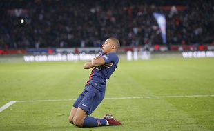 Le joueur de PSG Kylian Mbappé célèbre ses quatre buts marqués face à l'Olympique lyonnais le 7 octobre 2018.