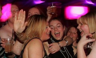 Des Anglaises lors d'une séance de «binge drinking» entre copines.