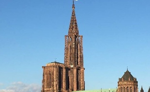 Le drapeau alsacien a été hissé en haut de la cathédrale de Strasbourg dans la nuit de samedi à dimanche.