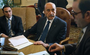 Le vice-président égyptien Omar Souleimane en discussion avec les représentants de l'opposition, dans le bureau du Premier ministre, au Caire, le 6 février 2011.