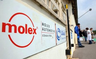 PSA Peugeot Citroën a contacté le groupe américain Molex, avec qui il travaille indirectement, pour lui demander de respecter les engagements pris envers son usine de Villemur-sur-Tarn (Haute-Garonne), a indiqué jeudi son directeur des achats Yannick Bezard.