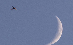 Photo prise le 31 juillet 2014 à partir de la frontière entre Israël et Gaza d'un drone israélien de type Hermes 500 volant sur le territoire palestinien