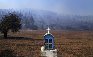 La fumée d'un nouvel incendie à Vilia, 60 km au nord ouest d'Athènes lundi 23 août 2021.