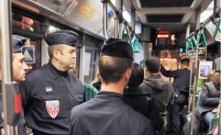 Un bus sécurisé par les forces de police en Seine-Saint-Denis, à l'automne 2009.