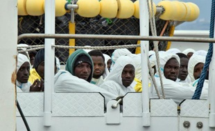 Des migrants à leur arrivée le 1er février 2016 dans le port de Messine après avoir été secourus en mer par les garde-côtes italiens