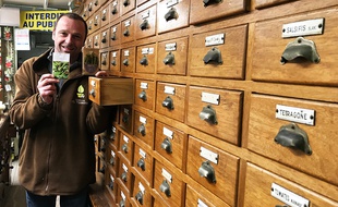 Eric Fiol conserve ses graines dans son grand meuble à tiroirs traditionnel.