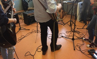 Le docteur Xavier Pommereau et sa collègue kinésithérapeute jouent de la musique avec leurs patients, sur un pied d'égalité.