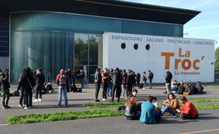 Devant la halle de la Trocardière où se déroulent des examens du second semestre.