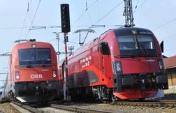 Accroché à l’extérieur d’un train rapide en marche, un homme survit