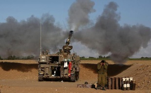 L'artillerie israélienne tire sur la bande de Gaza le 17 juillet 2014
