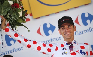 Warren Barguil sur le podium du meilleur grimpeur du Tour de France 2017, le 21 juillet à Salon-de-Provence.