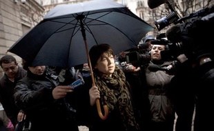 Martine Aubry, la première secrétaire du PS, le 11 janvier 2010, devant le siège du PS, à Paris.